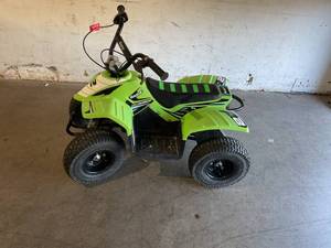 lot 32 image: Razor 24V Dirt Quad SX McGrath Green Powered Ride-On