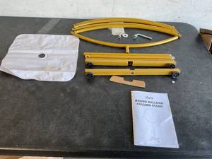 lot 297 image: YALLOVE Gold Metal Round Adjustable Balloon Stand
