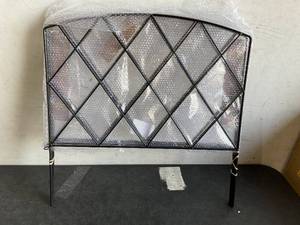lot 386 image: Thealyn 5-Piece Decorative Garden Fence Sections