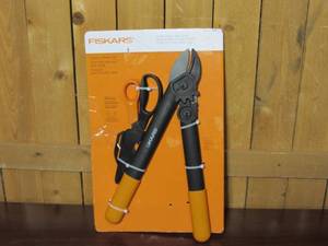 lot 22 image: Fiskars Lopper And Garden Shear Set