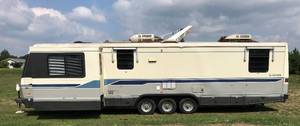 lot 3 image: 1991 Fleetwood Avion 37 Travel Trailer
