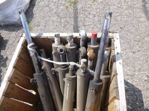 lot 33 image: 16 Hydraulic Cylinders