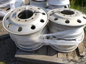 lot 47 image: 4 Aluminum Wheels