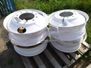 lot 48 image: 4 Steel Wheels