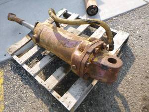 lot 58 image: Loader Bucket Hydraulic Cylinder