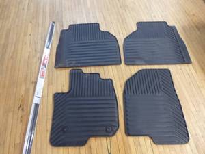 lot 85 image: Chevrolet SilveradoSierra Floor Mats