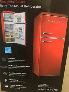 lot 10 image: Galanz Retro 10.0 cu ft Top Freezer Refrigerator, Frost Free, Dual Door customer returns No inspected see pictures costumer returns