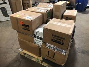 lot 19 image: Pallets with Assorted tiles Differents styles and models Costumer Returns See Pictures