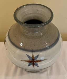 lot 145 image: Pretty Pottery Vase