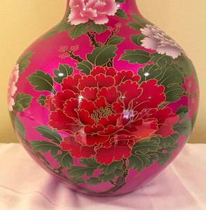 lot 107 image: Gorgeous Hot Pink Floral Vase