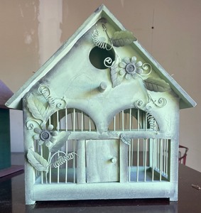 lot 168 image: 4 Adorable Birdhouses