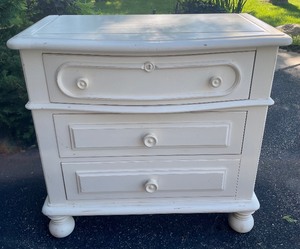 lot 171 image: Pair of Nightstands  Side Tables by Stanley