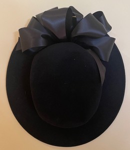 lot 250 image: 7 Sensational Vintage Hats