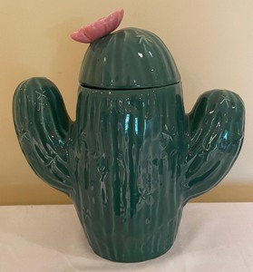 lot 283 image: Vintage Treasure Craft Cookie Jar and Salt  Pepper Shakers