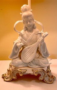 lot 295 image: Vintage Asian Figurine Table Lamp
