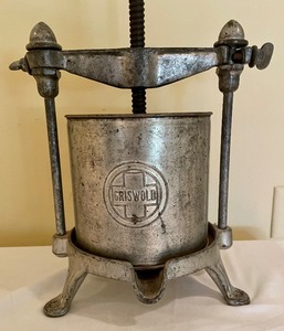lot 304 image: Vintage Griswold 2 Quart Fruit Lard Press