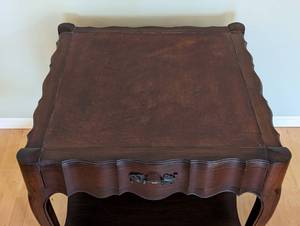 lot 51 image: Elegant Mahogany Accent Table by Townsend