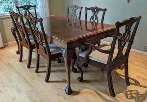 lot 2 image: Gorgeous Henredon Mahogany Chippendale Dining Set