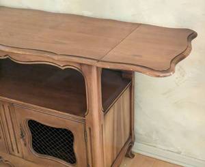 lot 59 image: Vintage French Provincial Buffet