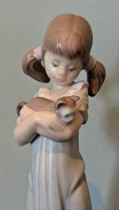 lot 61 image: Lladro Dont Forget Me Porcelain Figurine