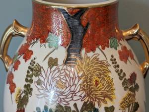 lot 74 image: Japanese Vase and Stand by Andrea Sadek