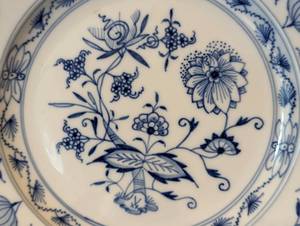 lot 79 image: Meissen Blue Onion Dish Set