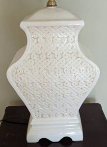 lot 84 image: Decorative White Ceramic Table Lamp