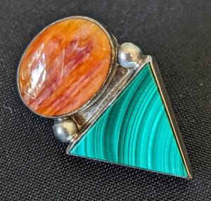 lot 217 image: Allison Lee Malachite and Spiny Oyster Brooch and Earrings