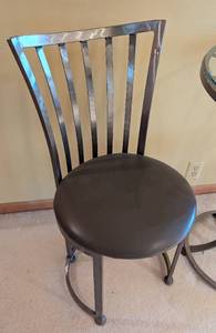 lot 8 image: Contemporary Glass Topped Bistro Set