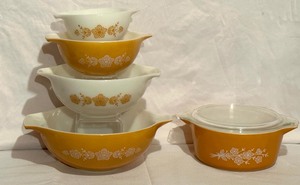 lot 10 image: Pryex Butterfly Gold Cinderella Bowls and Casserole Dish