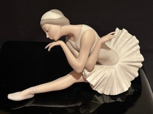 lot 26 image: Lladro Porcelain Ballerina Figurine