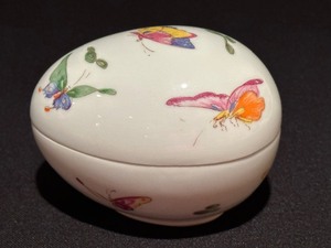 lot 27 image: Limoges Porcelain Covered Egg Trinket Box