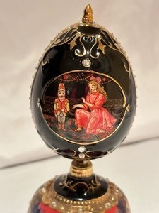 lot 30 image: Ardleigh Elliott Musical Egg Figurine