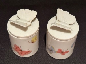 lot 34 image: Pair of Fitz and Floyd Lidded Containers with Butterfly Design