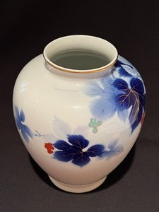 lot 42 image: Fukagawa Japanese Porcelain Vase