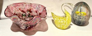 lot 43 image: Three Art Glass Items