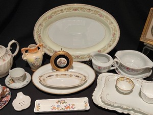 lot 208 image: Variety of Vintage Treasures
