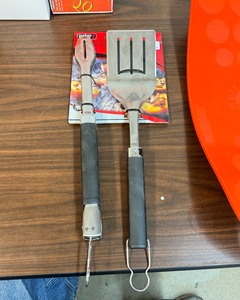 lot 9157 image: Grill Spatula and Tongs Set