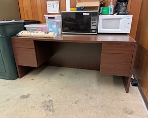 lot 8167 image: Desk
