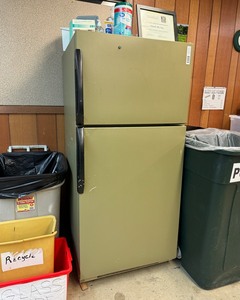 lot 8165 image: Magic Chef Refrigerator