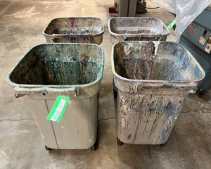 lot 9456 image: Trash cans