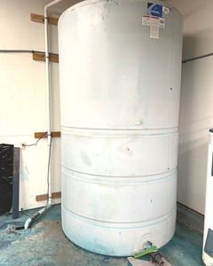 lot 2402 image: Liquid holding tank