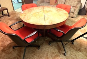 lot 8452 image: Vintage Dining Set