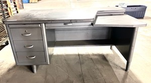 lot 8424 image: Vintage Metal Desk