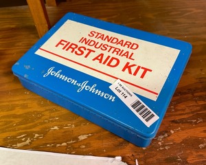 lot 7114 image: First aid kit