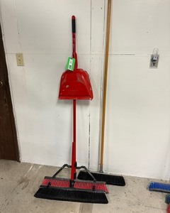 lot 9096 image: Brooms