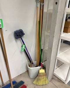 lot 9098 image: Brooms