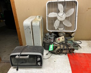 lot 8302 image: Assorted Appliances