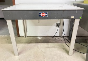 lot 2447 image: Light table