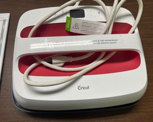 lot 2118 image: Cricut Easy Press 2